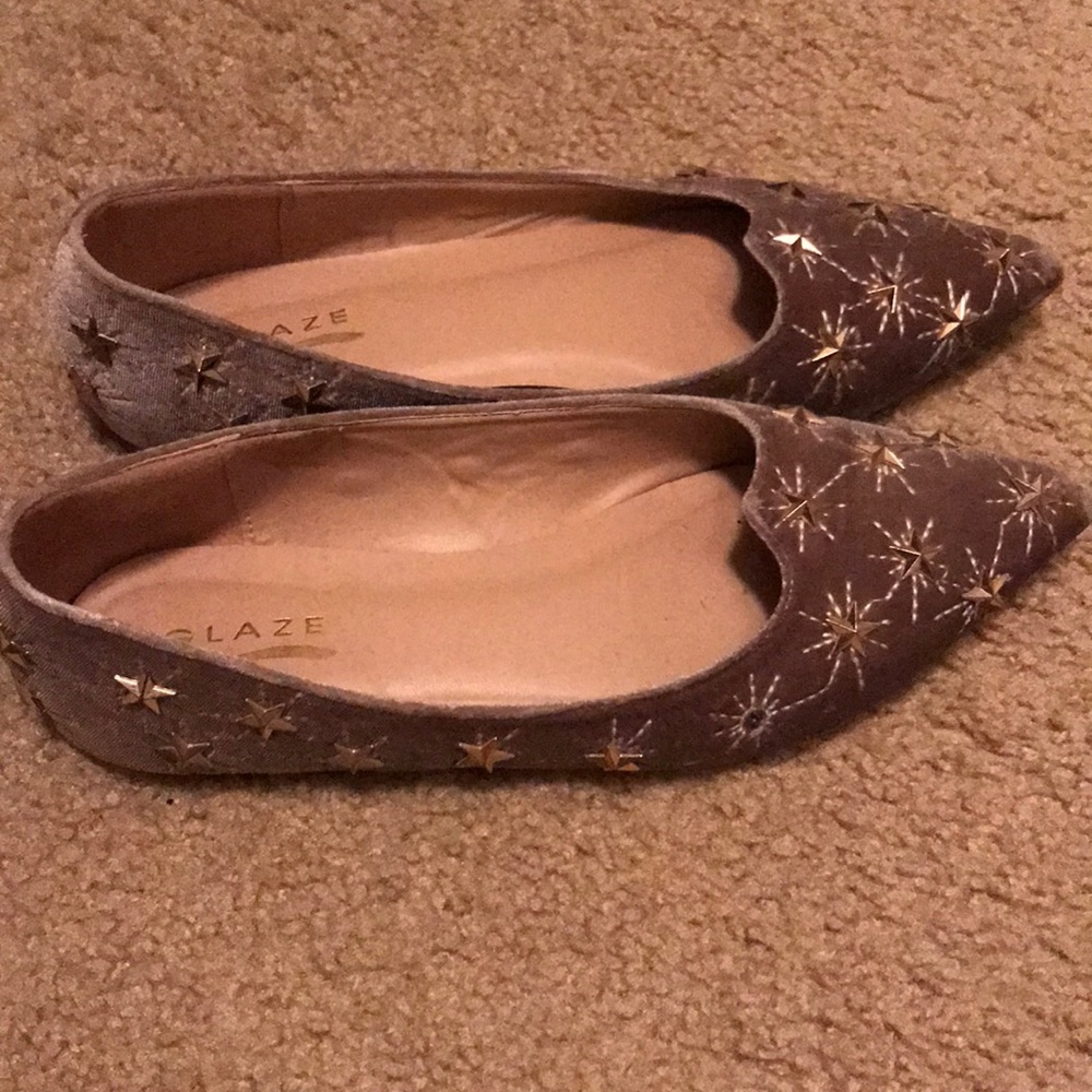 Lulu’s gray/silver velvet flats with gold stars